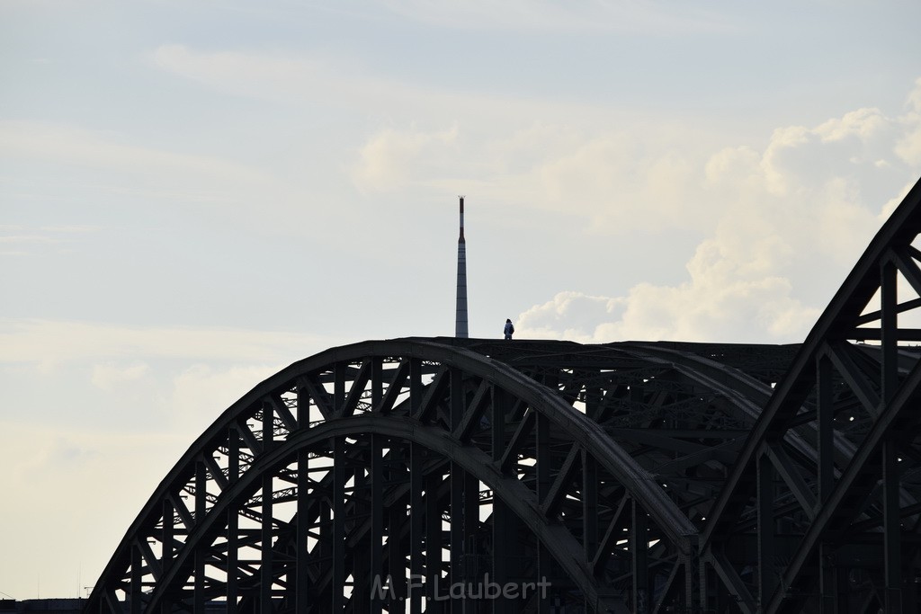 PSpringt kein Suizid Brueckenspringer Koeln Hohenzollernbruecke P078.JPG - Miklos Laubert